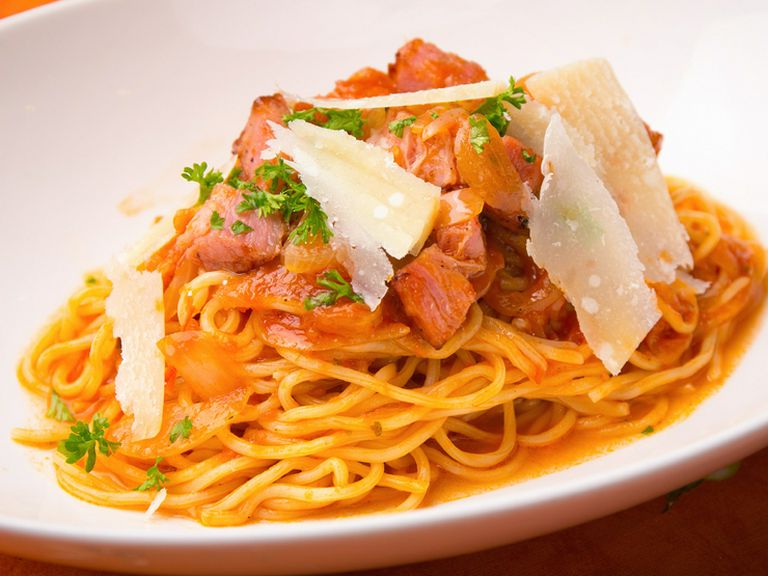 広島瀬戸もみじ豚自家製ベーコン炭火焼き、オニオン、削りたてパルメジャーノのアマトリチャーナ