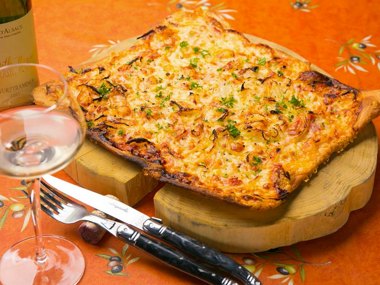 2002年オープン以来人気のメニュー『ベーコンとオニオンのタルトフランべ』Petite(S)サイズ