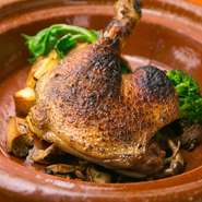 バニーユのスペシャリテ本場フランス仕込みのコンフィーです。鴨の脂で10時間ゆっくりと煮込んで、その脂の中でじっくりと熟成させた鴨をオーダーが通ってから備長炭でカリッと焼き上げるこだわりメニューです。
