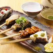 魚の骨や内蔵を取り除いて串に刺して焼いた、当店オリジナルメニュー『やきうお』。やきとりの感覚で手軽に食べられます。迷ったときは、瀬戸内産鮮魚5種を一皿に盛った『やきうお　おすすめセット　5串』をどうぞ。