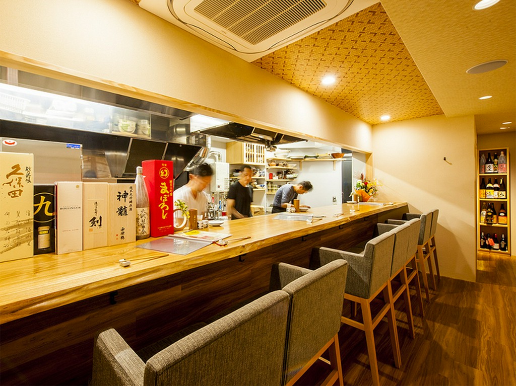 デートや1人飲みに最適な、オープンキッチン前のカウンター席