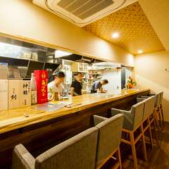 デートや1人飲みに最適な、オープンキッチン前のカウンター席