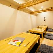 繁華街のビルにいることを忘れてしまうくらい、店内は上品で落ち着きある空間。掘りごたつ式の座席は、パーテーションで仕切って半個室にも。料亭のような雰囲気の中、魚料理と地酒をごゆっくりお楽しみください。