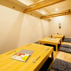 外の喧騒を忘れさせてくれる、静かで落ち着いた空間