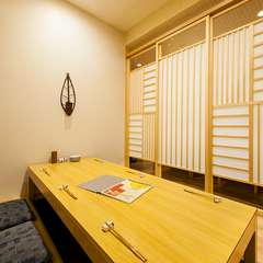 女性の1人飲みも大歓迎。明るく落ち着ける雰囲気の店内