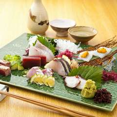 瀬戸内産をはじめ、旬の鮮魚を各地から取り寄せ。天然物にこだわった『刺身盛り合わせ（1人前）7種』