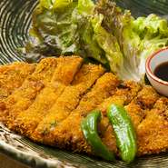 白身魚のすり身に一味を練り込み、パン粉を付けて揚げた広島名物料理。当店ではタコのぶつ切り、タマネギ、白ネギなど食感のいい食材も加えました。サクッと揚げたてに、好みで生姜醤油やマヨネーズをつけてどうぞ。