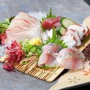 各地から、その季節に一番おいしい魚を盛り合わせで楽しめる一皿。