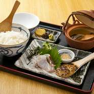 ミソに蒸してほぐしたタイの身と白ネギを練り込んだ自家製鯛味噌を、しゃもじにつけて炙りました。火を通すことで、一層風味豊かに。ご飯にのせて食べたりお出汁をかけて食べたり、お酒のシメに最適です。