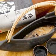 その時期もっとも脂ののった魚の骨をカリカリに焼き、酒に漬け込んだ『骨酒』。新鮮な魚の旨味と、良質の日本酒ならではの深い味わいを同時に楽しめます。写真は、いい出汁の出る「メバル」です。