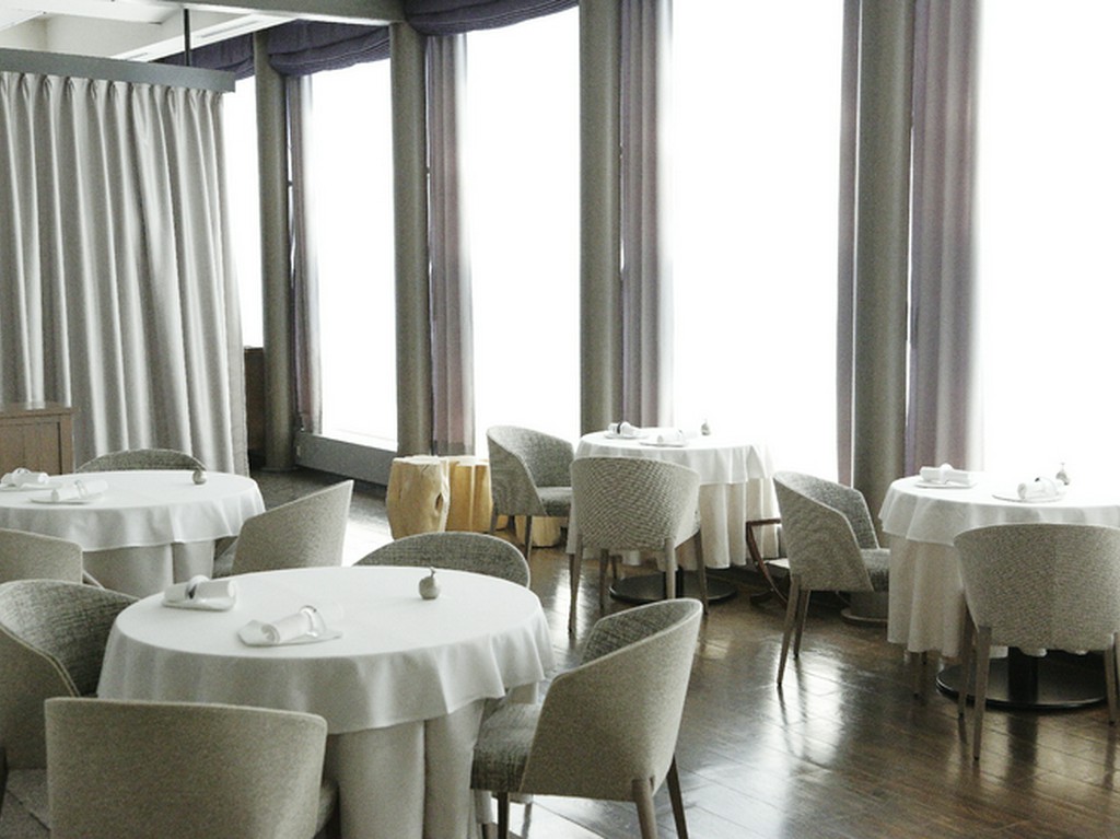 昼は自然光、夜はキャンドルの明かりが店内を優しく包み込む