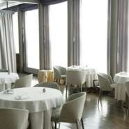 一面がガラス張りになった開放的な店内。ナチュラルな雰囲気の空間は、ランチでは明るい自然光がたっぷりと注ぎ込みます。もちろん、キャンドルの柔らかな明かりが灯るディナーも格別の雰囲気です。