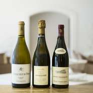 ワインはフランス産を中心に約450種をセレクト。余韻の残る料理が多いことを考慮し、テロワールの特徴をしっかりと捉えたワインを揃えています。その日の料理に合わせ、バイ・ザ・グラスで楽しむのもおすすめです。