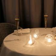 此処でゆっくりと食事する事が極上になる照明デザインを考えました。エスキスの食事を楽しむ為の時間に合わせ、光もゆっくりと明るさや色味が変化していくを楽しんで頂けたらと思います。