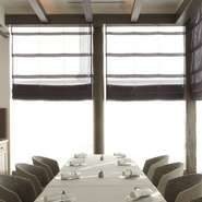 グランメゾンとしては開放的な雰囲気も魅力ですが、接待や記念日などで大切な時間を過ごせるよう6名まで着席できる個室を用意しています。