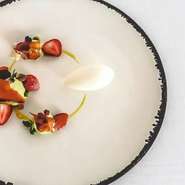 リオネルシェフがフランスアルプスで子供時代に過ごしたバカンスの思い出をイメージしたデザートをシェフパティシエの後藤裕一が表現しました。
