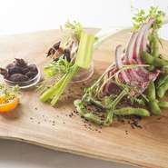 日本の食材やテロワールに対しては強いこだわりを持っていますが、フレンチの定番である仔羊もお気に入りの食材です。和の野菜と合わせたり、スパイスを使うなどして、驚きのひと皿を考えます。