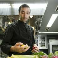 ひと度、厨房から離れた料理をどのようにして食べるかは、ある意味、お客様の自由です。食べ進める順番も説明しませんし、シンプルだからこそ料理の解説も必要としません。どうぞ好きなようにお召し上がりください。