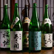 おばんざい店等で経験を積んだ山口さんは、大の日本酒好き。北海道の定番『千歳鶴』や『澤屋まつもと』のほか、料理との相性を考えて厳選した季節の日本酒も、各種取り揃えています。