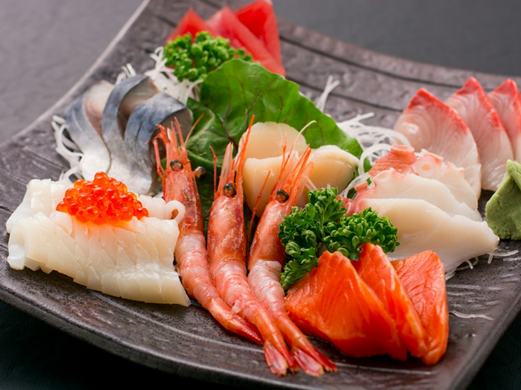 季節によって魚種が変わる、旬の魚を使った『刺身5品盛り』