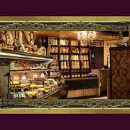 ケーキにクッキー、チョコレートファウンテン…パスタやピザ、生野菜・サラダなどの軽食もご用意。店内の小物や内装も必見です。 