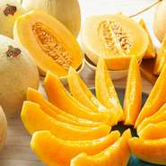 【あつあつVSひんやり】暑さに耐える毎日に、ちょっと一息 ル・トロワでととのえるクールな自分。

『メロン食べ放題〈ビュッフェ〉』
大好評のメロン食べ放題が今年も登場！北海道産のメロンをご堪能ください！

＜ビュッフェ＞
平日　1,898円バリュー(19:30～)　1,698円(税込)
土日祝1,998円バリュー(19:30～)　1,798円(税込)