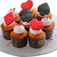 『トランプマフィン〈ビュッフェ〉』
アリスモチーフのスイーツで、マフィンの上にホイップとトランプ型のクッキーをトッピングしました。

平日1,998円 バリュー（19：30～）1,798円
土日祝2,098円 バリュー（19：30～）1,898円