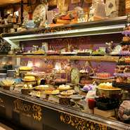 【いいね！グルメ】
『ビュッフェ』
アリスをモチーフにしたスイーツやたくさんのお料理をご用意しております。大人の方もお子さまもお楽しみいただけます。

＜ビュッフェ＞
平日　1,898円バリュー(19:30～)　1,698円(税込)
土日祝1,998円バリュー(19:30～)　1,798円(税込)

【もう1品】
『ミニカヌレ』
新登場！ミニサイズのカヌレ5種類を食べ放題いただけます。カリッもちっ食感をお楽しみください。
979円