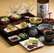 ◆蕎麦群の粋なクリスマス膳　2,200円
乾杯の1ドリンクサービス、
一の膳（刺身3点、天ぷら盛り、サラダ）
二の膳（納豆そば・梅おかかそば各ハーフ、温玉添え）
デザート2種盛り
コーヒー