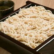 日本一を誇るそばの生産地、幌加内町の蕎麦粉を使用した十割蕎麦です。雄大な大地とそばの栽培に適した気候風土が育んだ、香り高い石挽きそば粉を使用。つなぎを一切使わないそば本来の味をお楽しみ下さい。