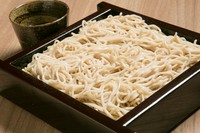 日本一を誇るそばの生産地、幌加内町の蕎麦粉を使用した十割蕎麦です。雄大な大地とそばの栽培に適した気候風土が育んだ、香り高い石挽きそば粉を使用。つなぎを一切使わないそば本来の味をお楽しみ下さい。