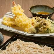 幌加内産のそば粉を使用したつなぎを一切使っていない薫り高い十割蕎麦と、天ぷら（豪快な海老天を2本他）も楽しめるお得でボリューム満点なセットです。