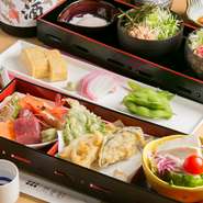 前菜：出汁巻玉子、板わさ、枝豆
一ノ膳：お造り（三点）、野菜の天婦羅、豆腐サラダ
二ノ膳：納豆蕎麦（ハーフ）、梅おかか蕎麦（ハーフ）、温玉　　デザート：旬の甘味