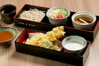 ※海老天盛り・小盛り蕎麦・小梅おかか蕎麦・とろろ・かしわ抜き。