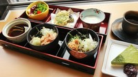 ・割子蕎麦(納豆・梅おかか)・サラダ・野菜天・温玉・刺身・デザート・ドリンク（コーヒー／紅茶／オレンジジュース／ウーロン茶／コーラから１品）
