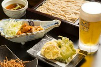 今夜は蕎麦屋で粋に一杯！晩酌や夕食にちょうど良いお蕎麦、お料理、そこに飲み放題をプラス！・蕎麦チップ・野菜天ぷら・かしわ焼き・南蛮ぬき・もり蕎麦※1名様からOK！