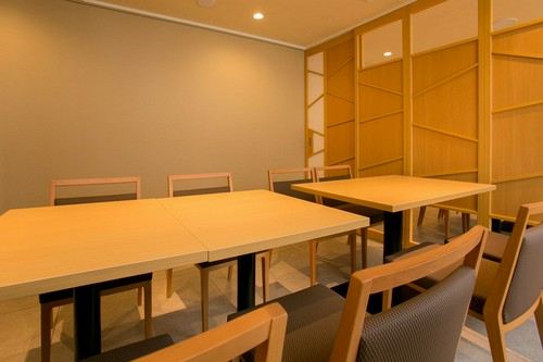 テーブル席の個室がございます（～20名様）