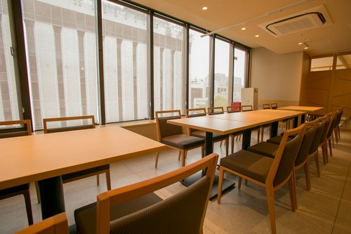 大きな窓から外が望める開放的な空間です