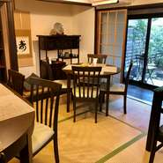 テーブル席　6人席1組・4人席2組・2人席4組ございます