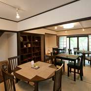 古民家長屋の一角を改装した店内は、オーク色のテーブル、椅子、棚が落ち着いた印象。茶道具や陶器がさりげなく配され、大正時代のような雰囲気を醸し出しています。どことなく懐かしさを感じさせるインテリアです。