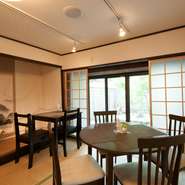 店内は畳敷きで、その上にテーブルと椅子が置かれています。お客さまが立ち座りを楽にできるように、あえてお座敷でも座卓にせずテーブルと椅子にしているとのこと。ご高齢の方や正座が苦手な方に優しい部屋です。