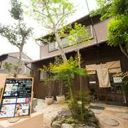 お店は、静かな住宅地の中にあるちょっと隠れ家風の古民家長屋。都会の喧騒を離れ、親しい女友だち同士でゆっくりと和のティ―タイムはいかが。時間を忘れて楽しい会話が続きそうです。