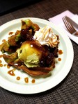 当店オリジナルのカリッサクッしっとーり♪なワッフルの生地です。
アイスクリームと小豆とクリームをのせて抹茶のシロップでどうぞ。
和風の抹茶ワッフルです。