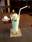 抹茶のほろ苦さを感じていただきたくって
あえて抹茶を少し溶け残った状態でお出ししております。

ひんやりあまーい中に、大人なほろ苦さを感じてください。