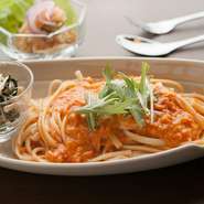 奈良県吉野産のくず粉入り干麺を、注文を受けてから茹であげた、蟹トマト風味のパスタ。程よく麺に芯を残しながらも、葛独特のつるっとした食感が楽しめます。ソースもよく絡み、喉ごしよくいただけます。