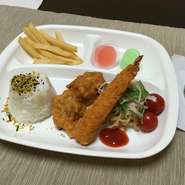 エビフライ／唐揚げ／本日のサラダ／ポテトフライ／ごはん／ミニゼリー