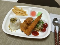 エビフライ／唐揚げ／本日のサラダ／ポテトフライ／ごはん／ミニゼリー