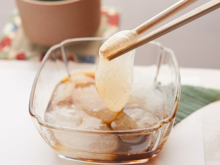 注文を受けてから練る出来立ての食感と透明感『とろとろわらびもち』