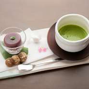 お好きな日本茶（煎茶／焙じ茶／抹茶）のいずれかと本日のお茶菓子のセット