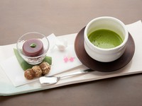 お好きな日本茶（煎茶／焙じ茶／抹茶）のいずれかと本日のお茶菓子のセット